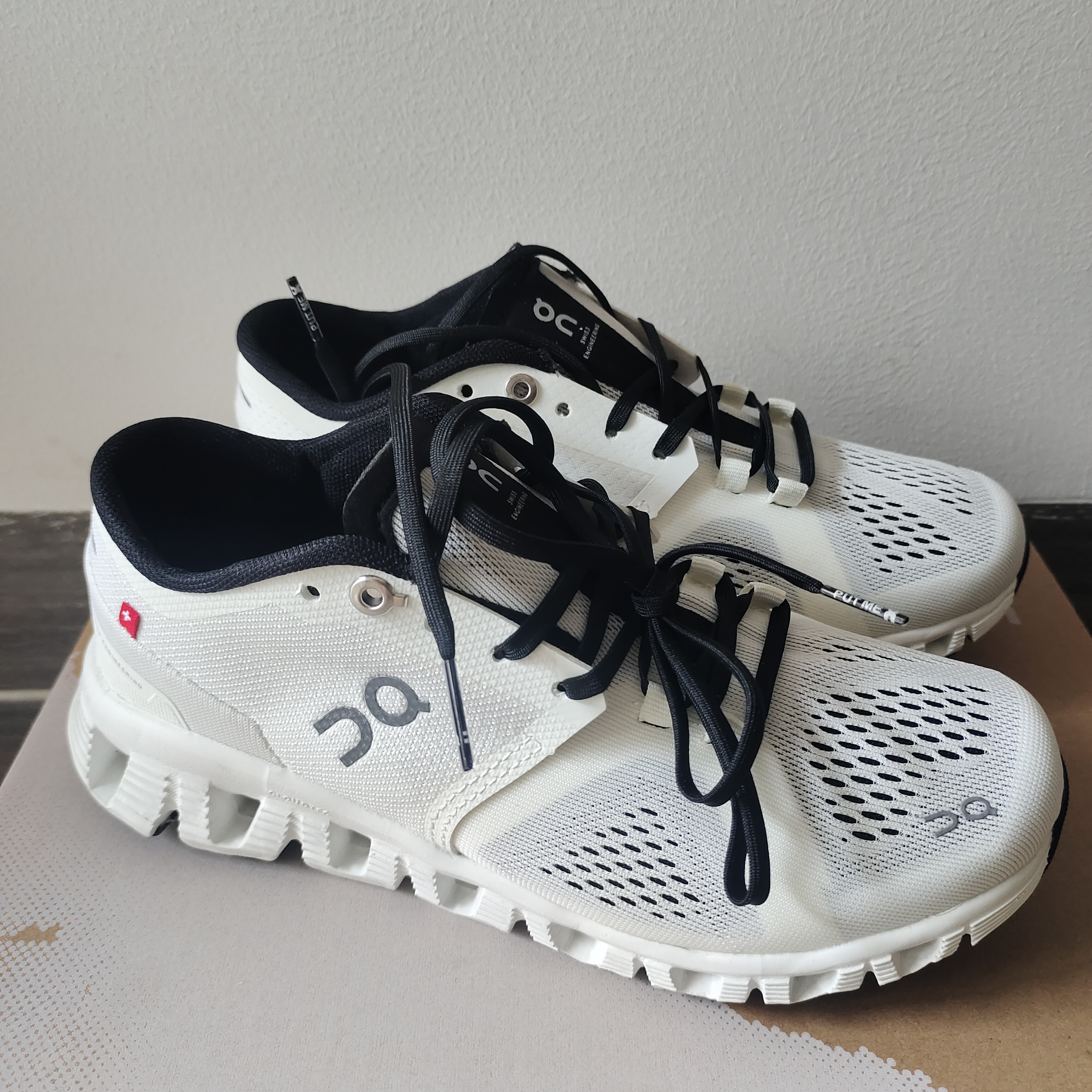 

On Cloud X Running Generation Lightweight Sneakers Breathable Shock Absorption Resilience Stable Men's and Women's Sneakers Multi-Sport Cross Country Shoes White