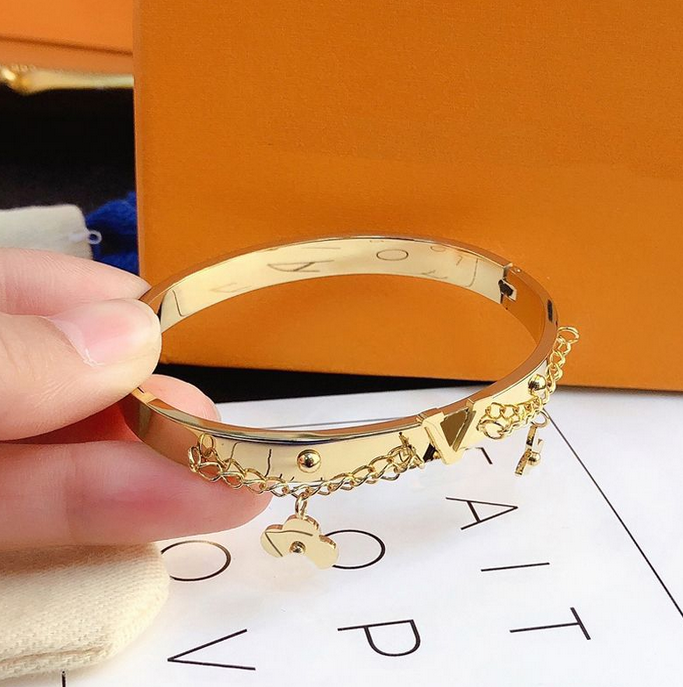 

23ss Designer Bangle Luxury Charm Bracelets Women Pendant Letter Jewelry 18K Gold Plated Stainless Steel Wristband Cuff Fashion Accessories Letter
