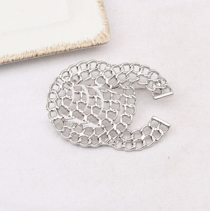 

Luxury Women Designer Brand Letter Brooches 18K Gold Plated Inlay Crystal Rhinestone Jewelry Brooch Charm Pearl Pin 2 Colors Marry Wedding Party Gift Accessorie