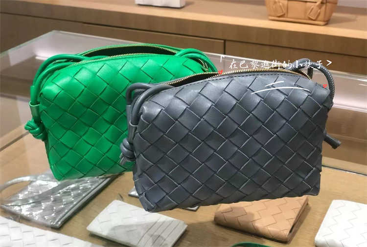 

Classic fashion woven Bottess bags Venetas cross-country camera Baodiejia 22 new women's loop mini shoulder belt knotted one zipper postman have logo, Parrot green