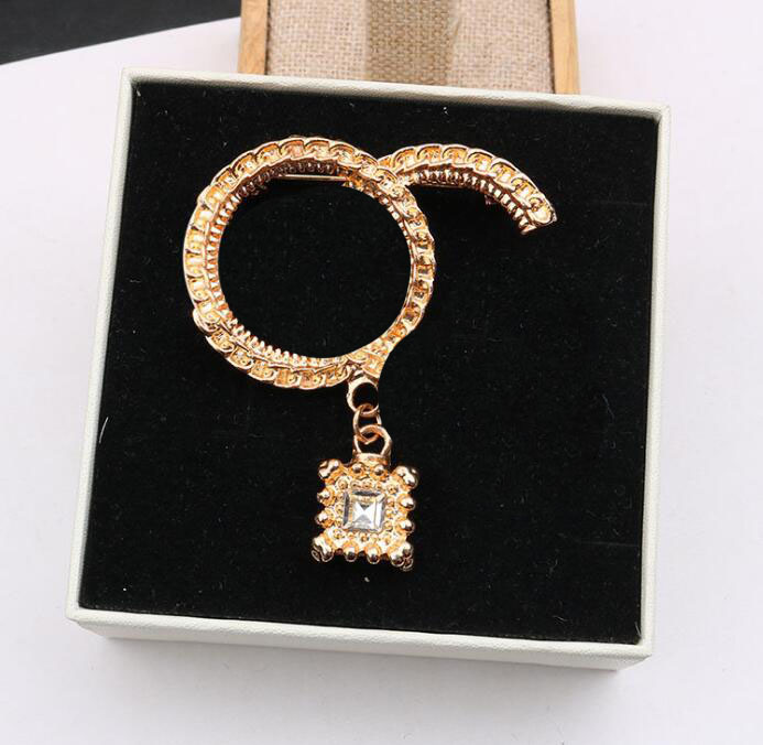 

23ss 19color 18K Gold Plated Letters Brooches Small Sweet Wind Women Designer Crystal Pearl Brooch Pins Metal Jewelry Fashion Accessories