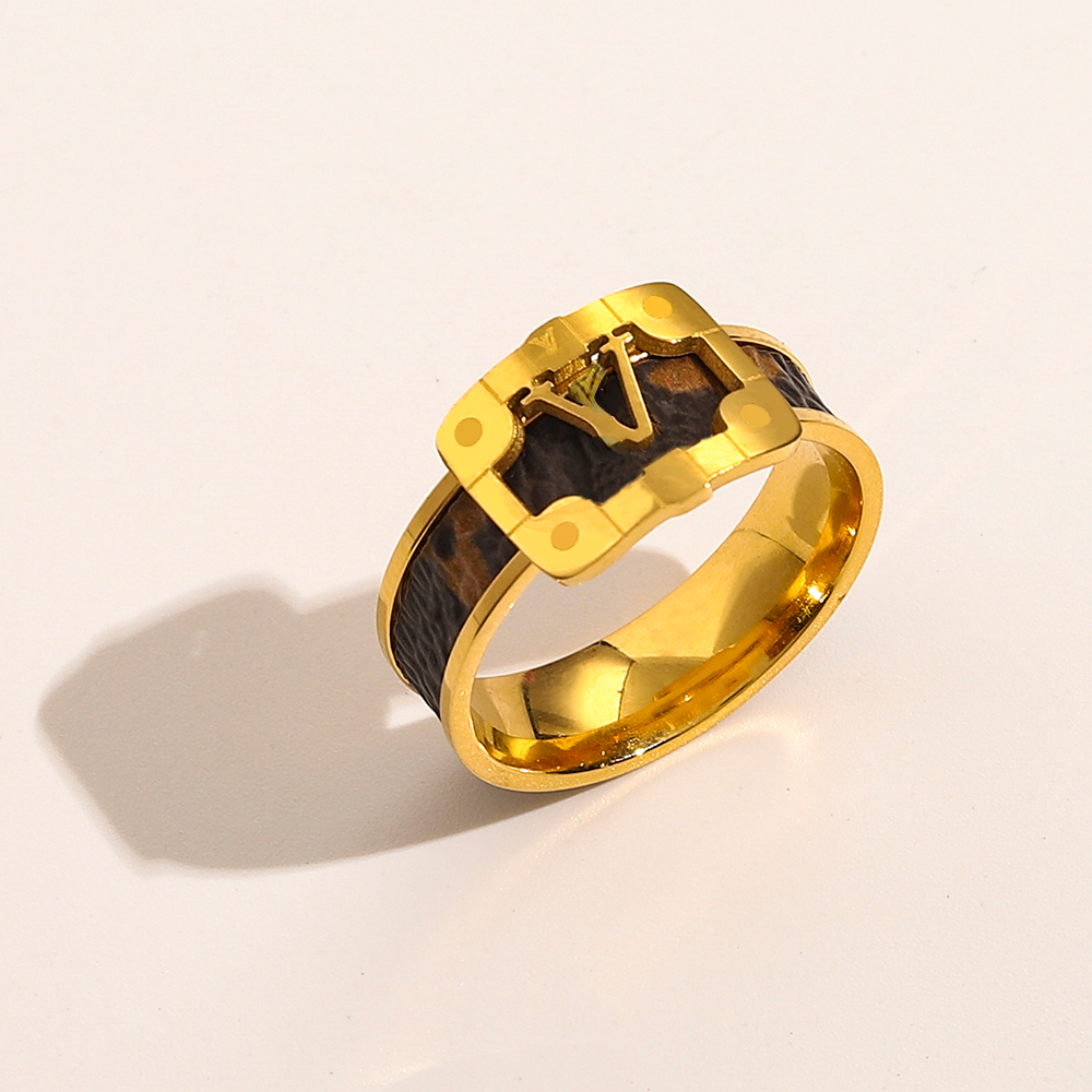 

18K Gold Plated Stainless Steel Faux Leather Jewelry Ring Luxury Designer Ring Engagement Rings For Women 2022 Fashion Luxury Accessories ZG1139