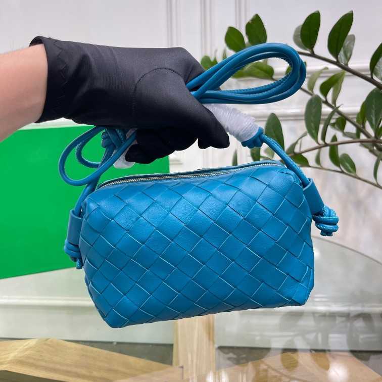 

Classic fashion woven Bottess bags Venetas cross-country camera New LOOP tire sheepskin woven small square bag Fashion one shoulder cross body camera have logo, Brilliant blue