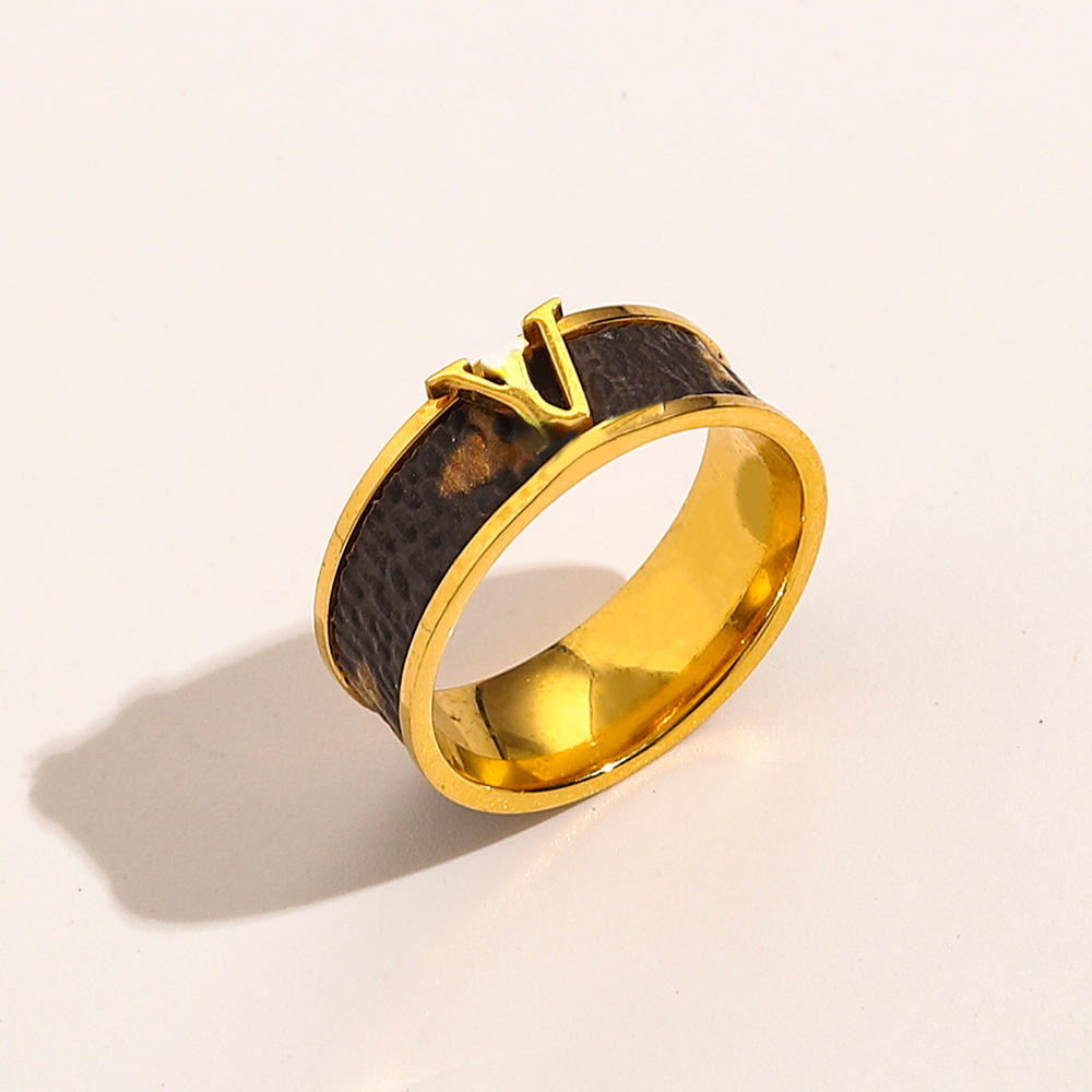 

2022 New Fashionable Luxury Jewelry 18K Gold Plated Stainless Steel Style Ring Faux Leather Women Wedding Band Ring For Lovers Accessories ZG1140