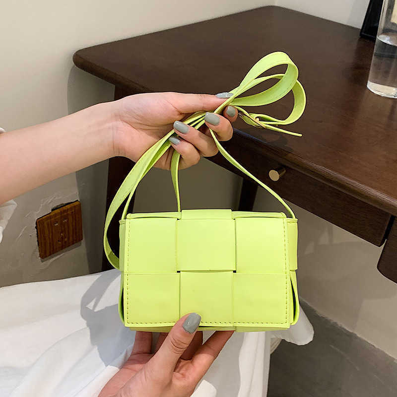 

bags designer fashion Bottess Ladies Venetas's Woven Women's 2022 Summer design One shoulder messenger ins ocean small squa have a logo, White