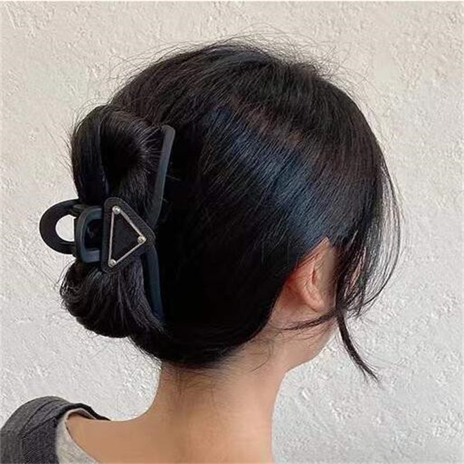 Hair Clips Barrettes Luxury Womens Triangle Hair Clips For Women Girls Brand Letter Designer Barrettes Fashion Hair Jewelry Hairpin EE