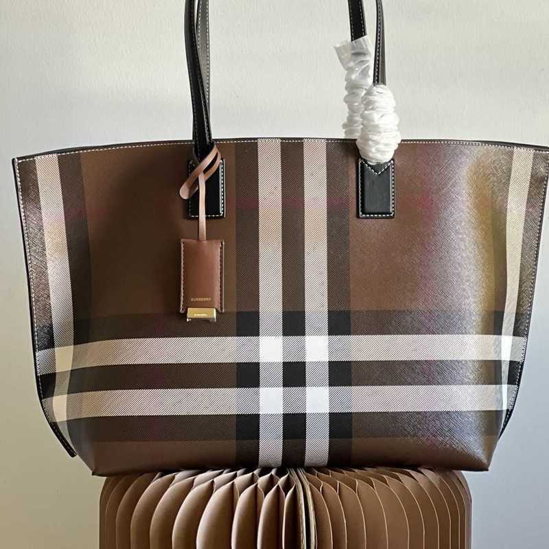 Burbreys Crossbodybody Sacs Sacs Burbery Onthego Tote Luxuries Designers Femmes Bagins Sacs Totes Designer Woman Hands Hands Hands Baulle Paris P