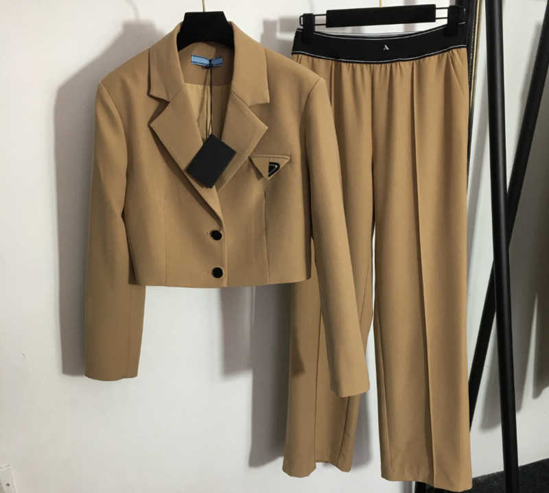 

Brand Womens Two Pieces Pants Classic Triangle Logo Single Button Lapel Short Suit Jacket Contrast Color Woven Belt High Waist Casual Trousers Women Clothes 1970