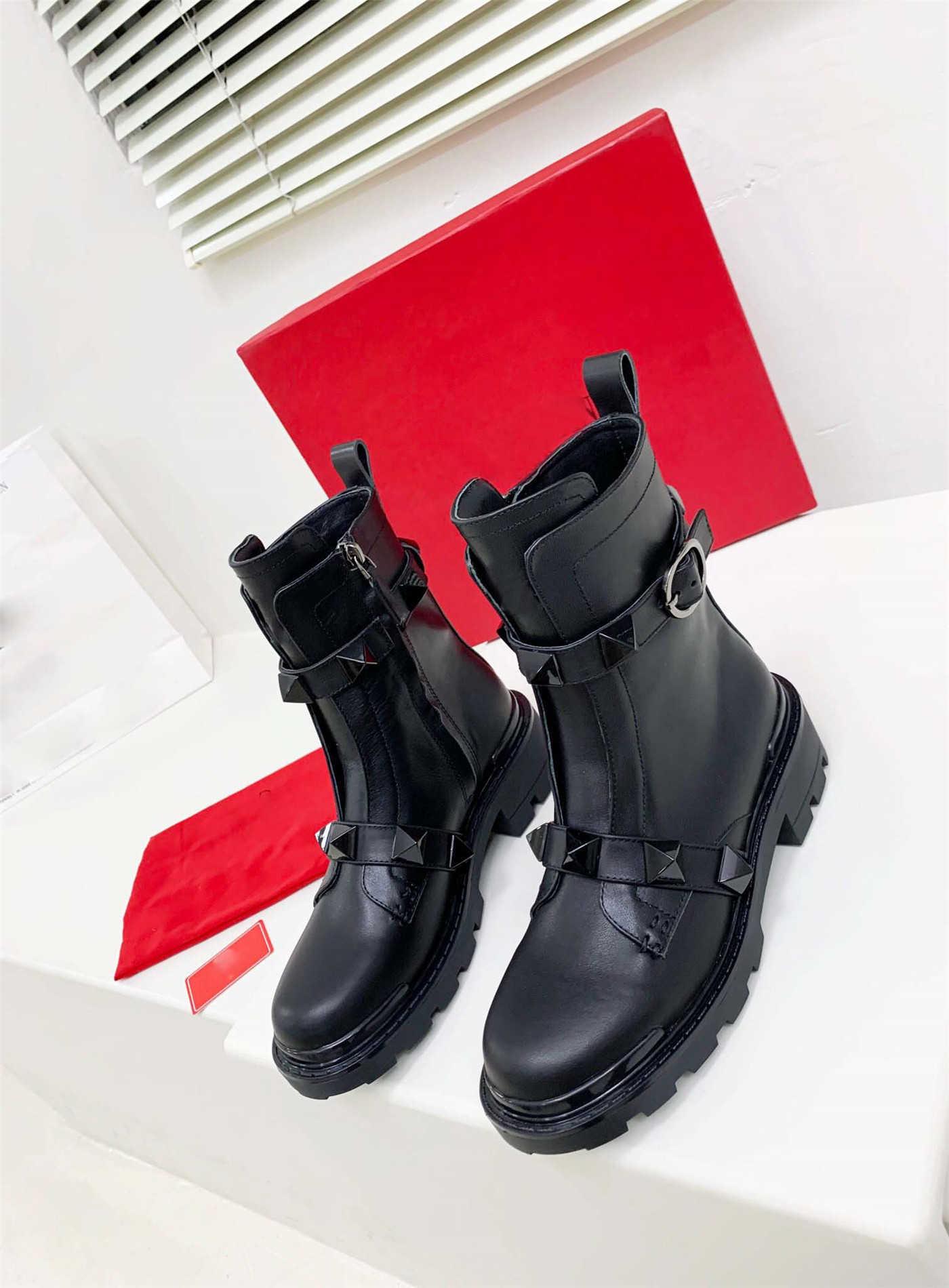 

2021 Designer Women ROMAN STUD CALFSKIN COMBAT BOOTS Lady Ankle Boot Leather Granulated Rivet Sneakers Winter