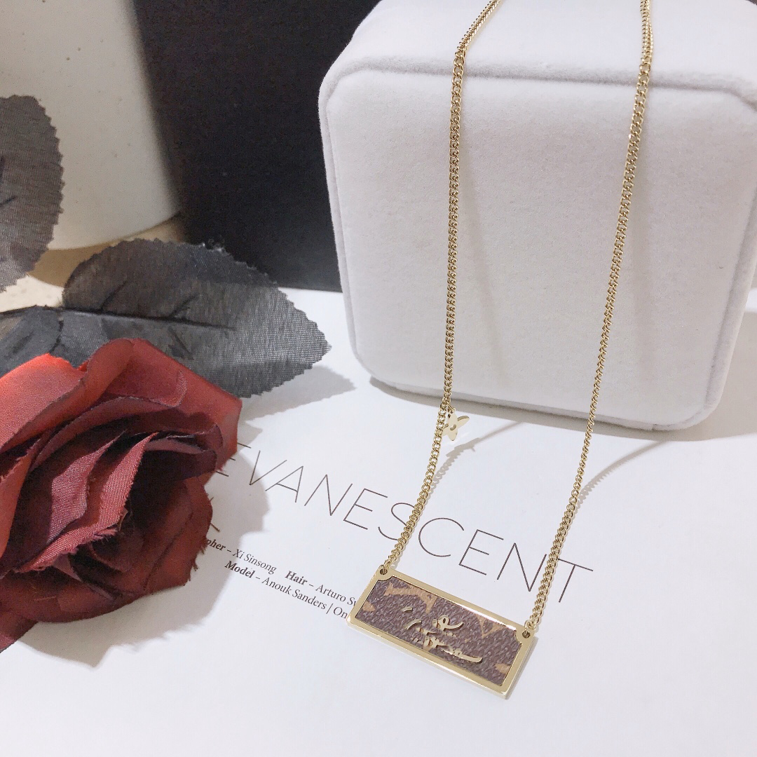 

Fashion Womens Design Necklace Faux Leather 18K Gold Plated Stainless Steel Necklaces Choker Chain Letter Pendant Wedding Jewelry Accessories X158