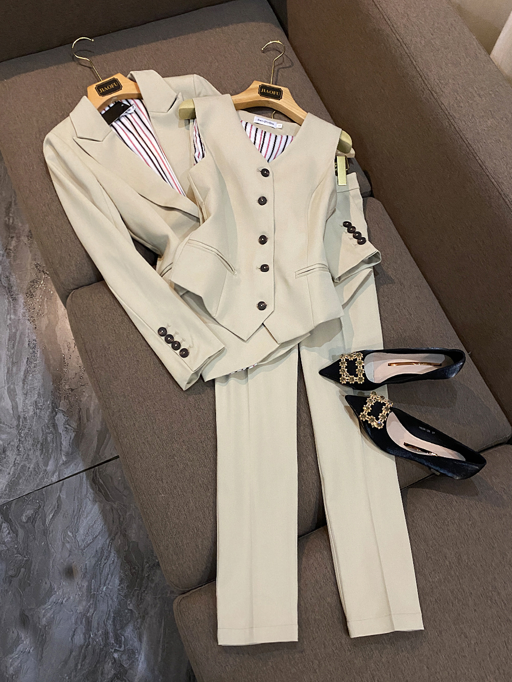 

2022 Autumn Black / Beige Solid Color Two Piece Pants Sets Long Sleeve Notched-Lapel Single-Breasted Blazers Top & Vest & Long Pants Suits Set M2O29316