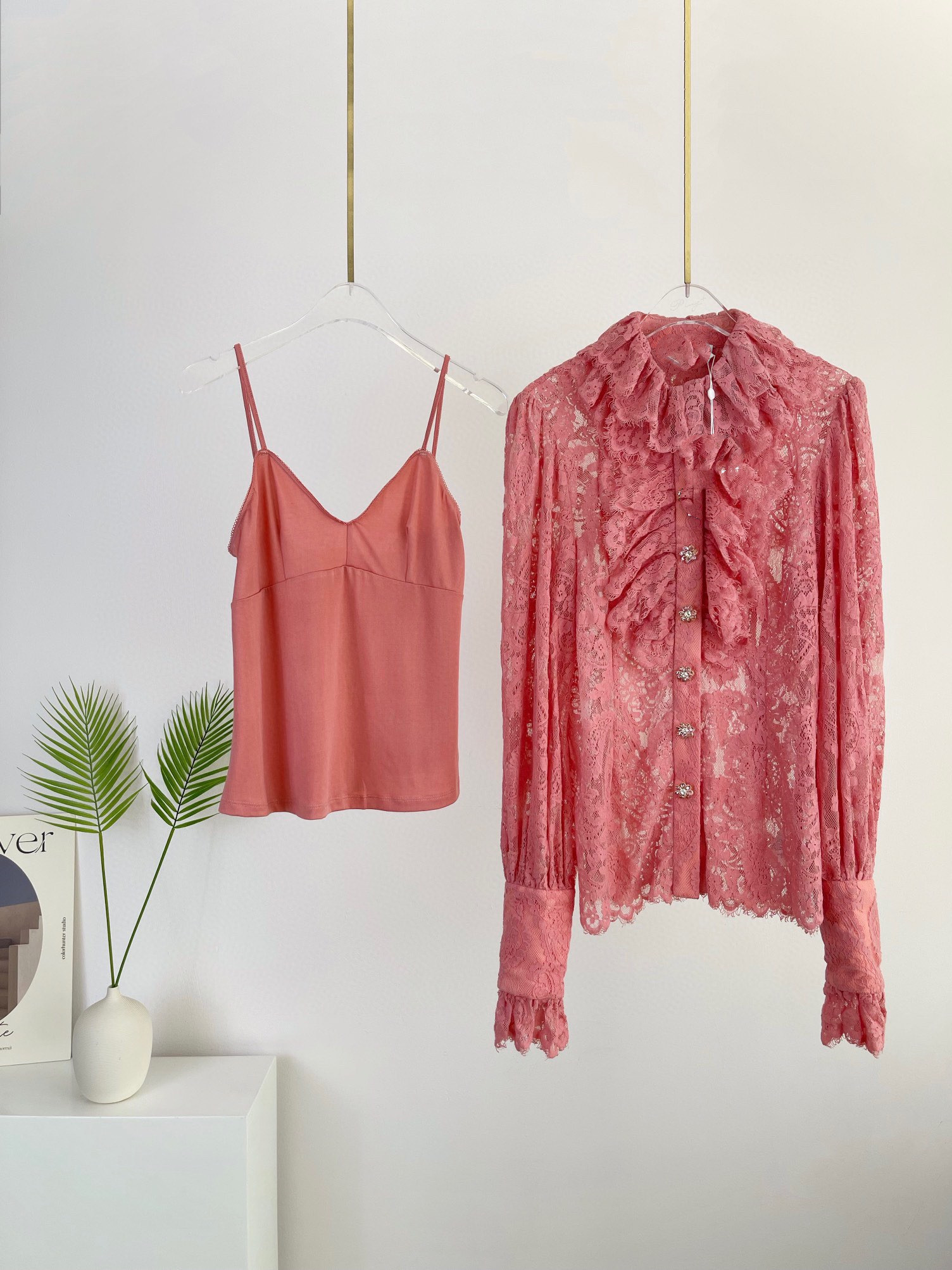 

Women' Blouses & Shirts 2022 Australian designer designed a new style lace long sleeve blouse with ruffles in autumn and winter, Pink