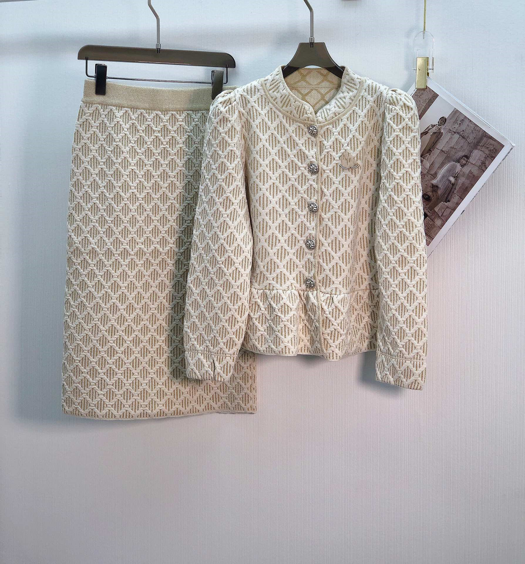 

Two Piece dress European designer designed a two-piece set of new vintage French lapel knit top high waist skirt, Multi