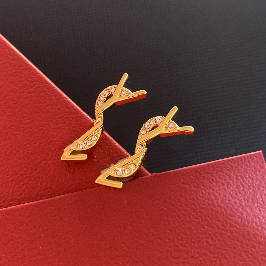 

Exquisite charm and elegant earring Selected fashionable high-end brand women earrings Selected quality gifts Couple size 1x2cm Real gold plating Never fade