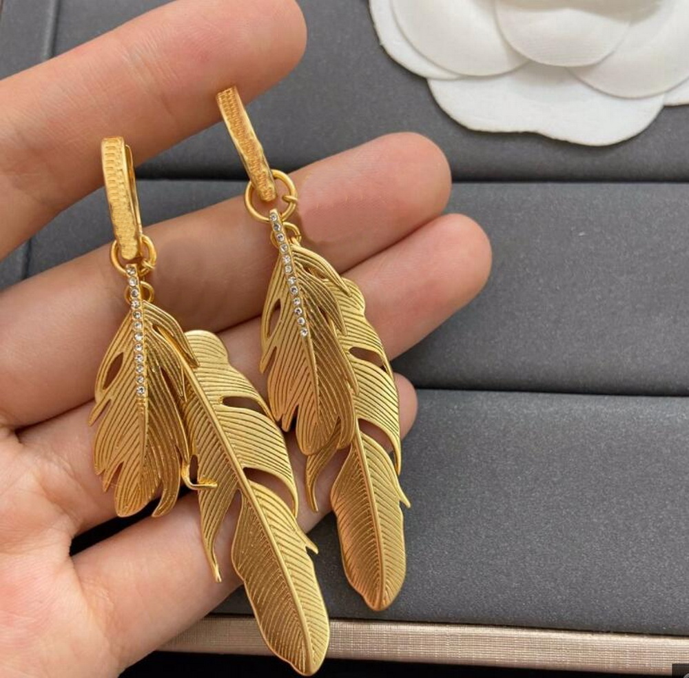 

Designer jewelry Earrings Feather Dangle earring hanging women Banshee Medusa Head Portrait Pattern Ear Studs New Designed MERR --22