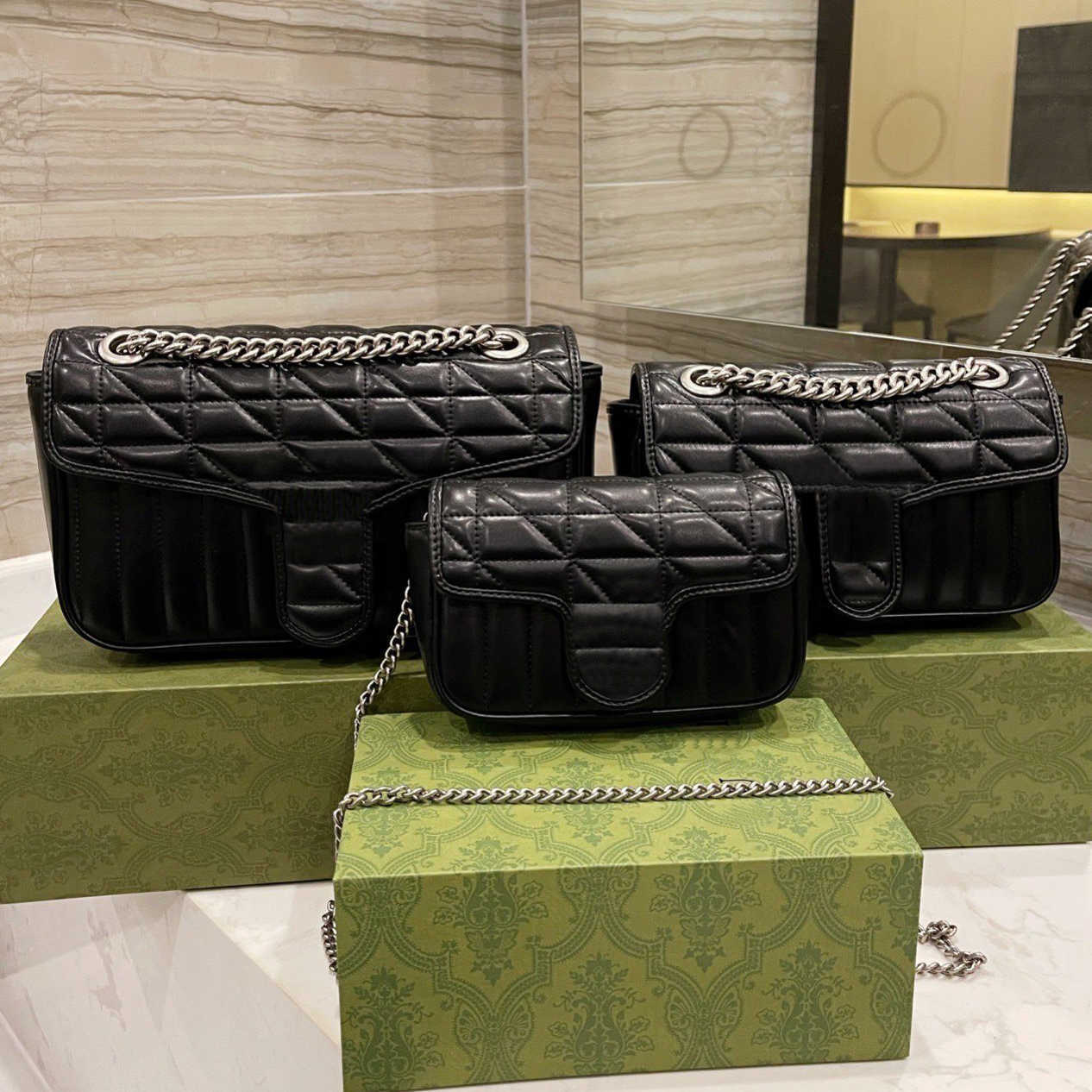 

Cosmetic Bags Cases Chains bag Luxury Designer Brand Senior Envelope Bags Fashion Shoulder Handbags High Quality Phone Cross body Bag Wallet Metallic Totes, Picture color with logo