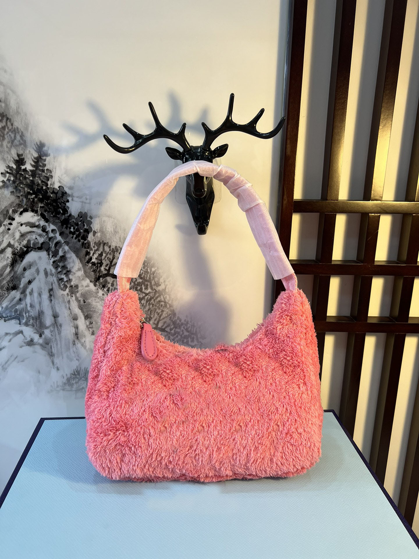 

designer shoulder bags handbag Velvet Edition Saffiano underarm Enamel metal triangular Handbags bag Re-Edition Re-Plush Hobo bag, Pink