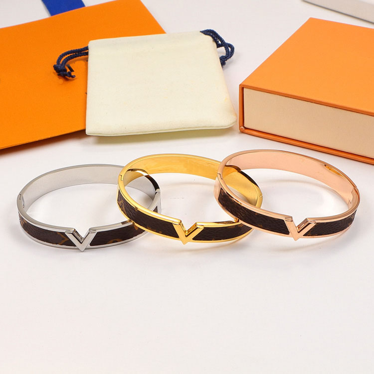 

Luxury Designer Jewelry Women Leather Bracelet with Heart bangles Hardware Charm V Bracelets Four Leaf Flower Pattern Gold Bag Pendant Hanging Fashion new style