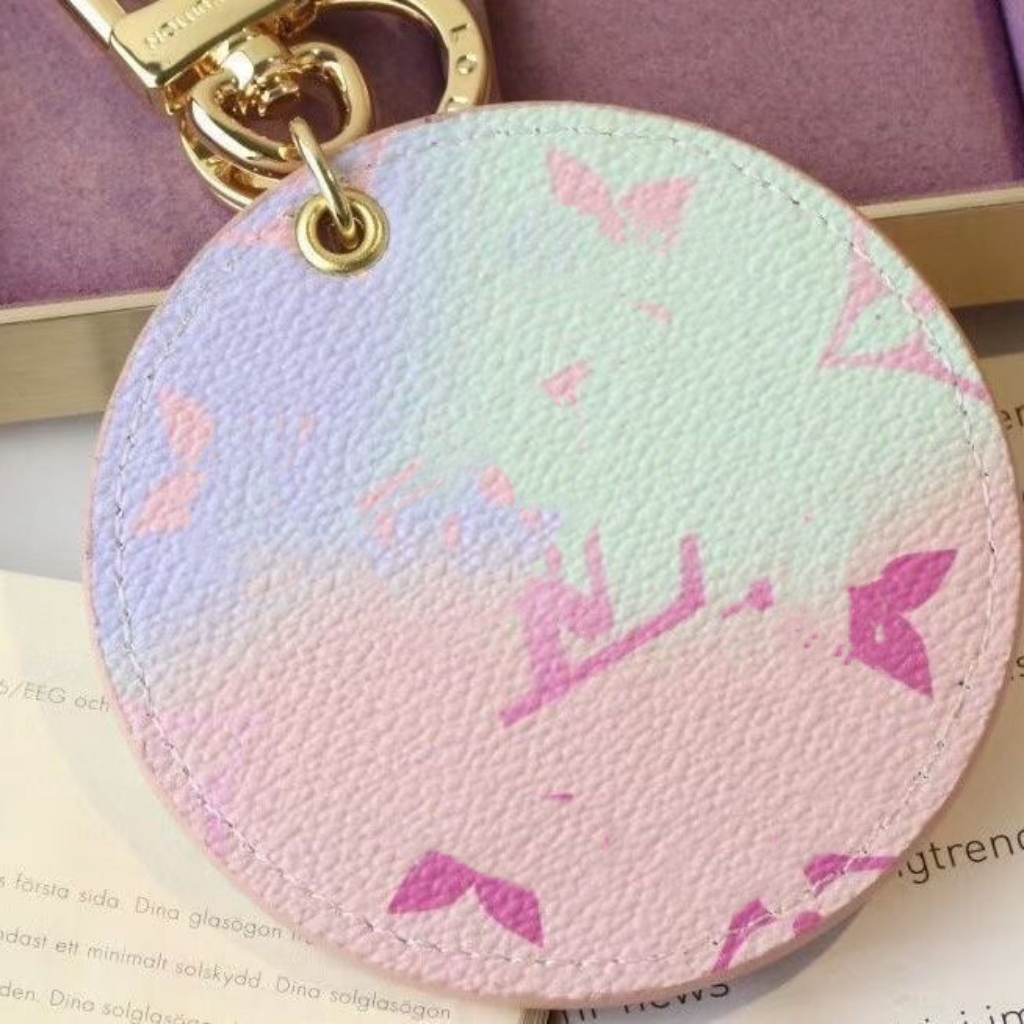

Limited Edition Color Letter Key Wallet Luxury Brand Watercolor Rendering Gradient Round Key Chain Designer Women Gold Metal Bag Keychain Pendant Totes Keyring, Pink