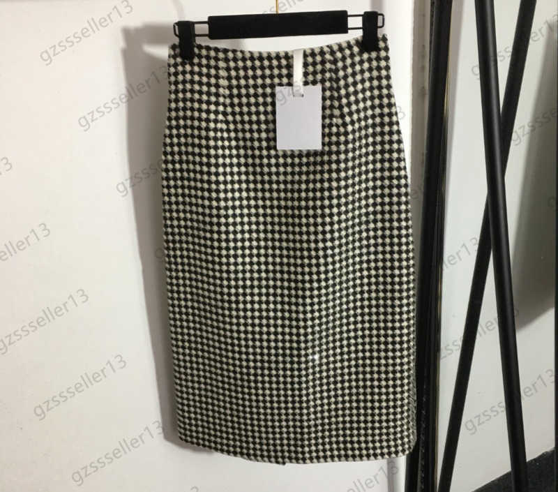 

Luxury Womens Skirt Plover Tweed High Waist Skirts Invisible Zipper Design Hem Slit Straight Slim Short Skirt Fashion Designer Women Clothing 1970