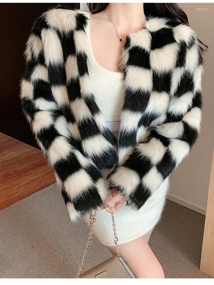 

Women's Fur 2022 Winter Loose Faux Coat Black And White Checkerboard Imitation Short Plush, Large lattice