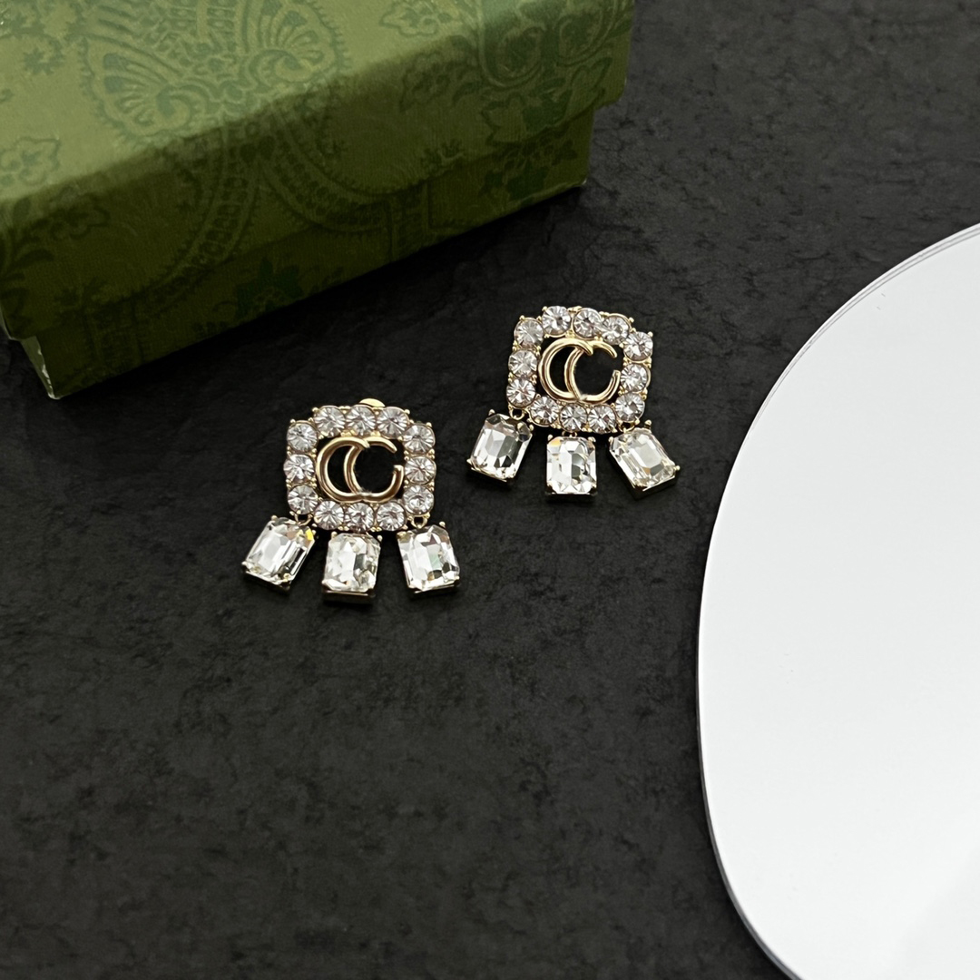 

Middle style diamond stud advanced custom original brass material bronze workmanship details comparable
