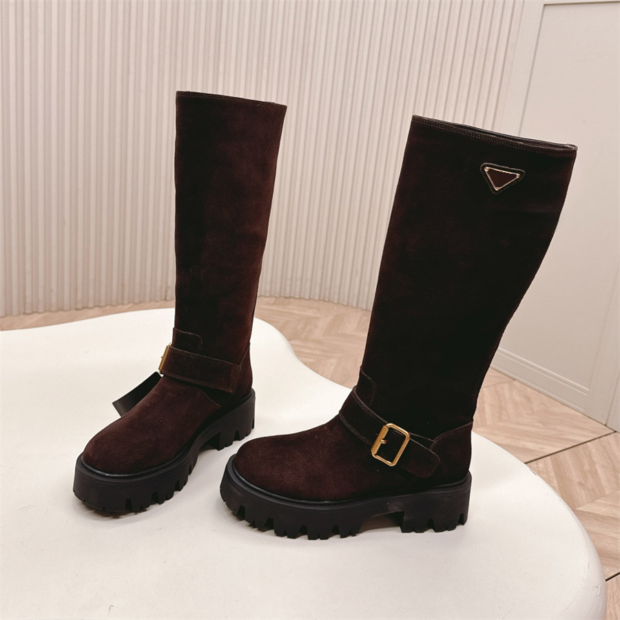 Designer Femmes Boots Boots de genou de luxe Triangle Matchle Cuir carré Talons Slip-On Chaînes Décoration Bottes Bottes de tenue quotidienne déc