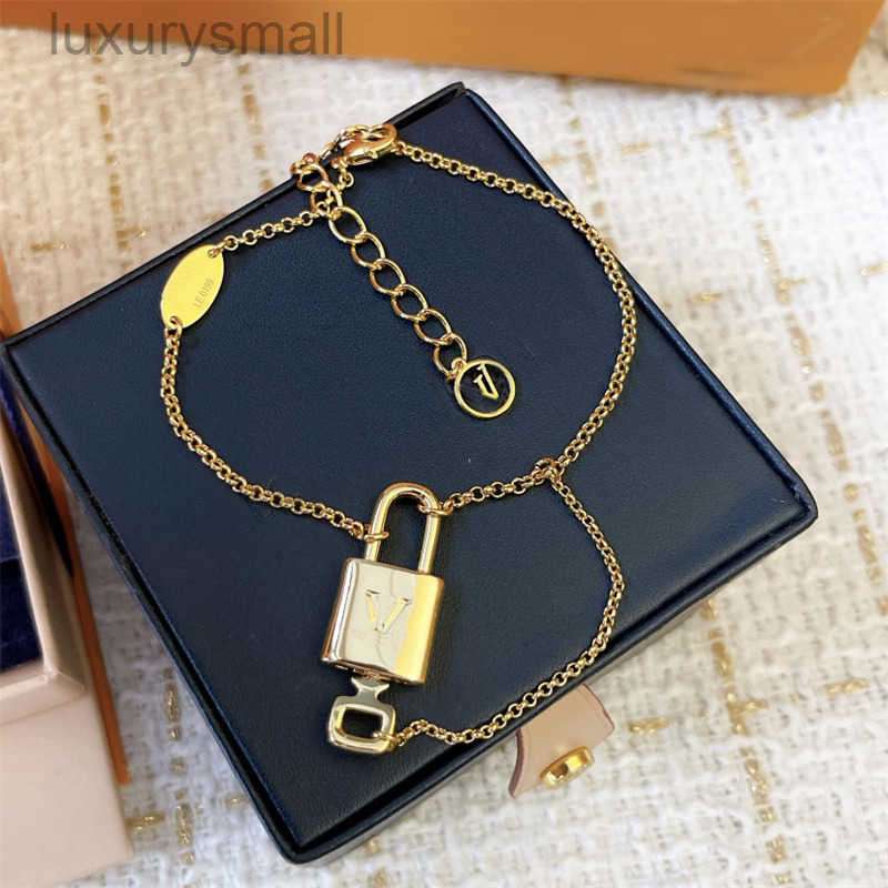 Grand luxe Bracelet Bracelet Classic Designer Brand Word Print Lock Key Accessoires Placage Brass Série de verrouillage de bracelet en or épais