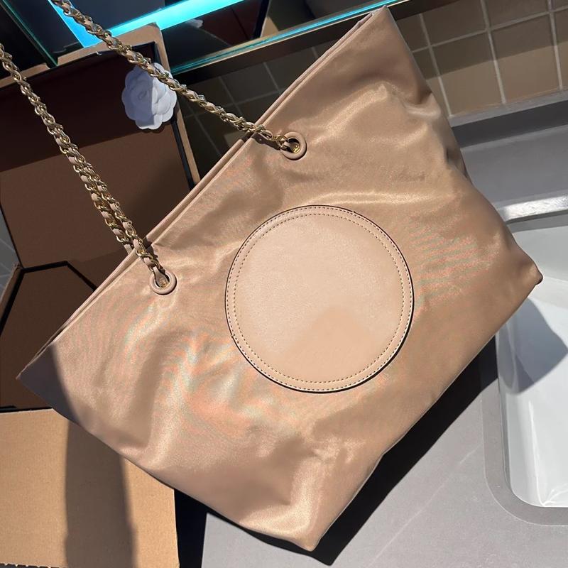 Chaîne de luxe sac à main sac de créateur de créateurs sacs à guichets de grande capacité pour femmes 2025 New Fashion Summer Beach Underarm Sac