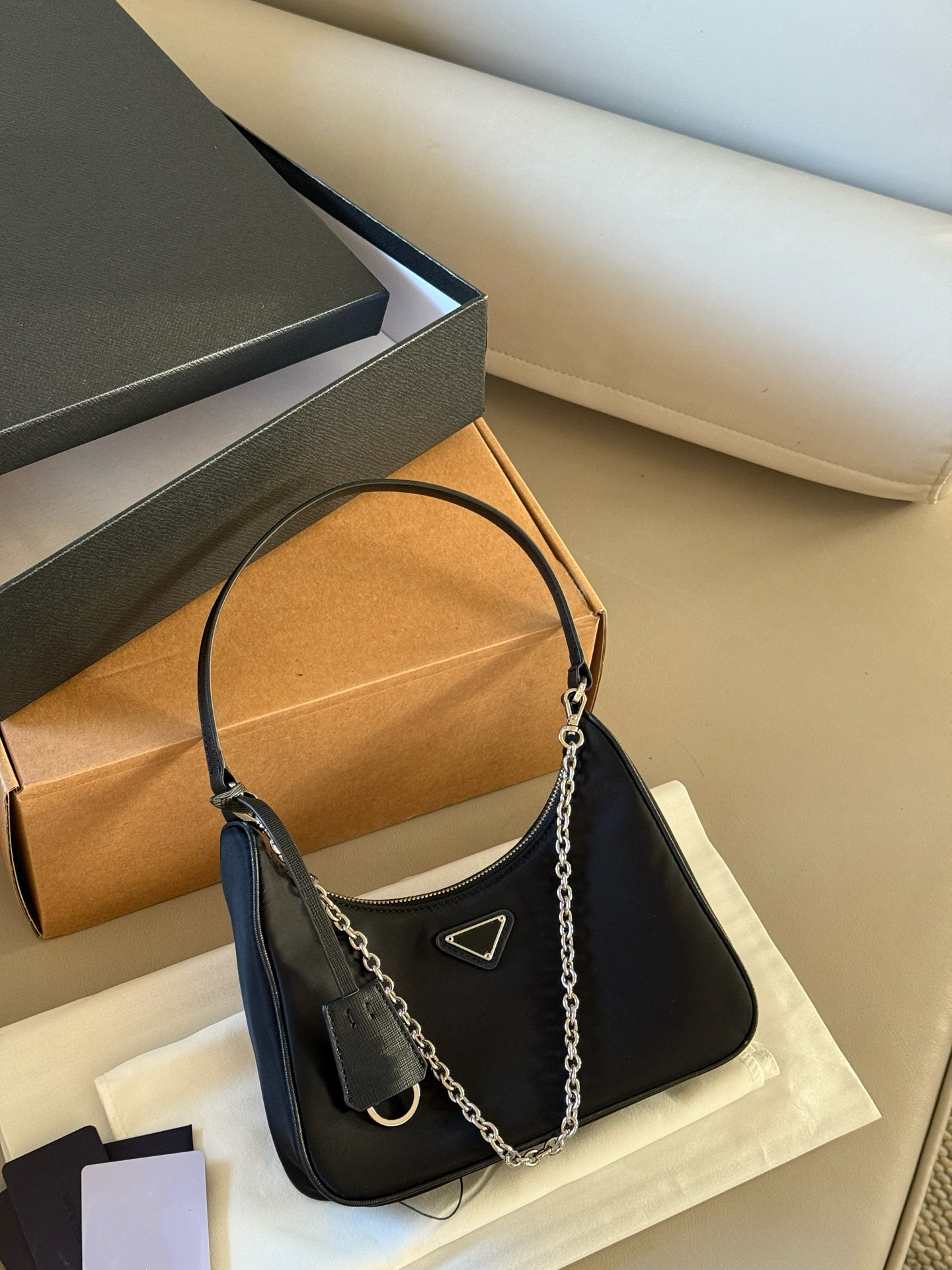 AAA SSS248 P ** Un sac de créateur de sacs Sac de luxe sous la main Kendall Jenner même style 2025 Nouveau sac à main en nylon imperméable en nyl