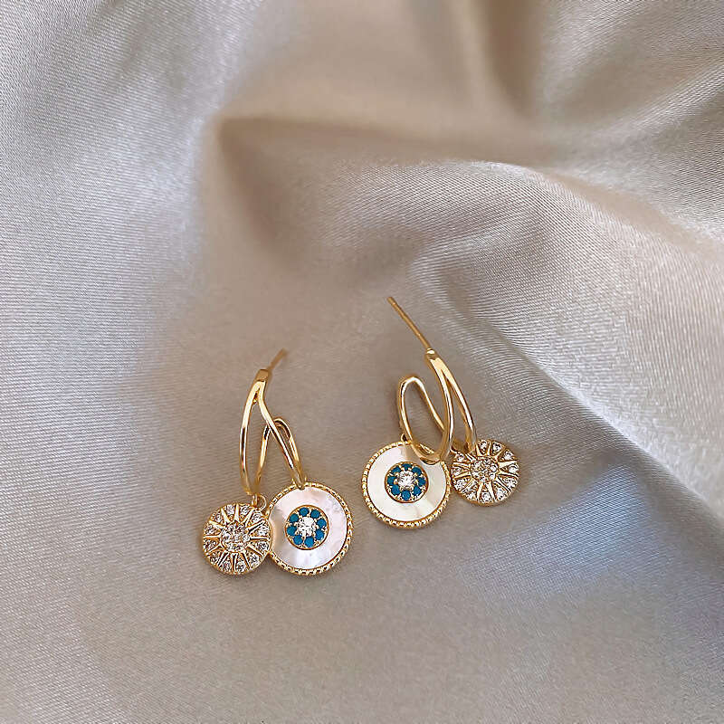 Boucles d'oreilles de collections DH avec une sensation haut de gamme, de style dongdaemun coréen, bijoux d'oreille de style ancienne à la mode