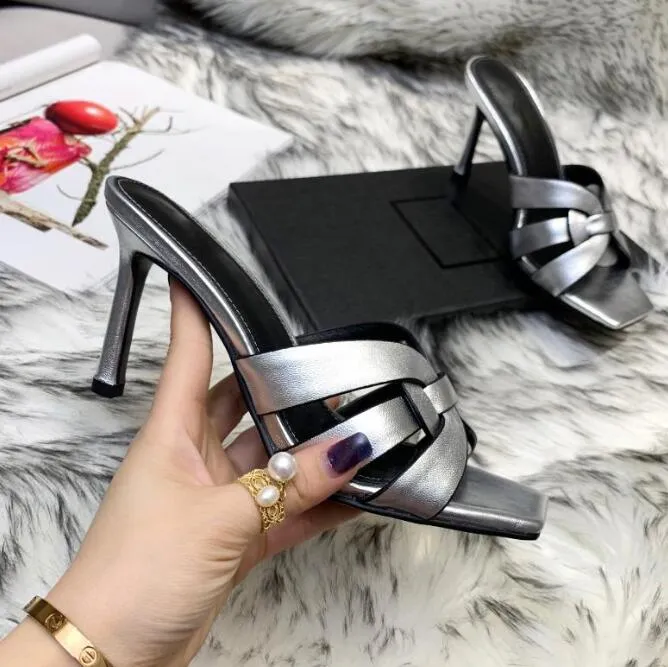 Avec des boîtes de sandale de santalons pantoufles chaussures de créateur de luxe hommage aux sandales en cuir authentiques glissades talons stil