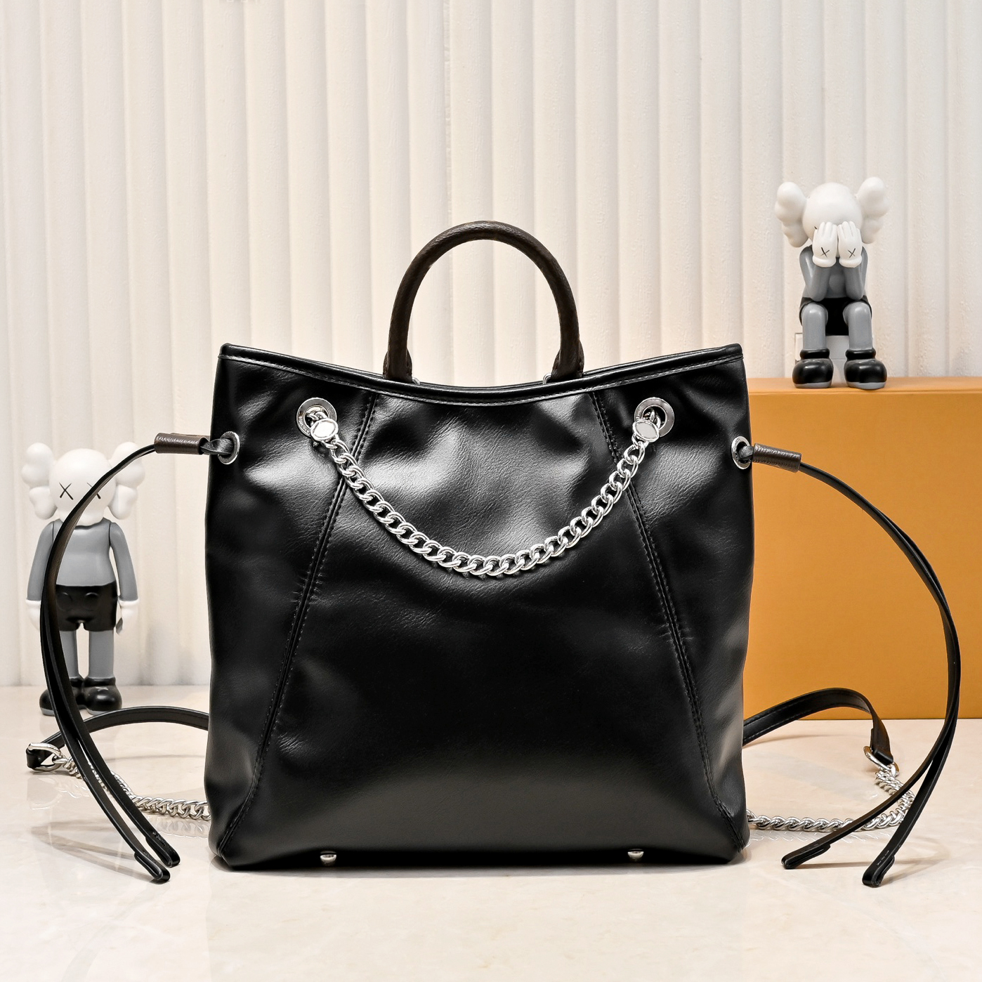 Womens Luxury Designer trendy Hobo Chains backpack Supple Crossbody handbag Traveling Shoulder bag Shopping bags Black soft leather Designer drawstr