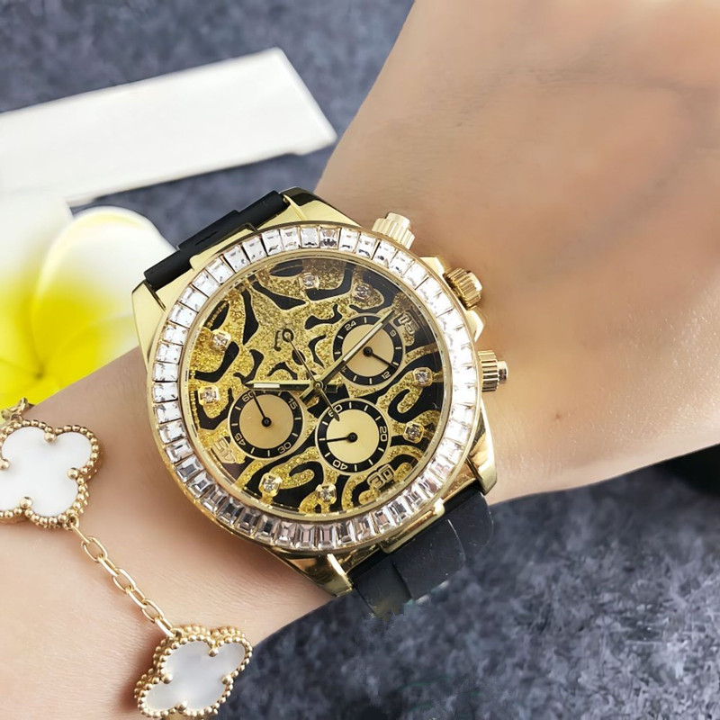 Vente chaude étanche à la montre masculine Simple Rubber Strip Diamond Quartz Femmes Watchs Fashion Calendar Man Casual Watch Vintage Chronograph