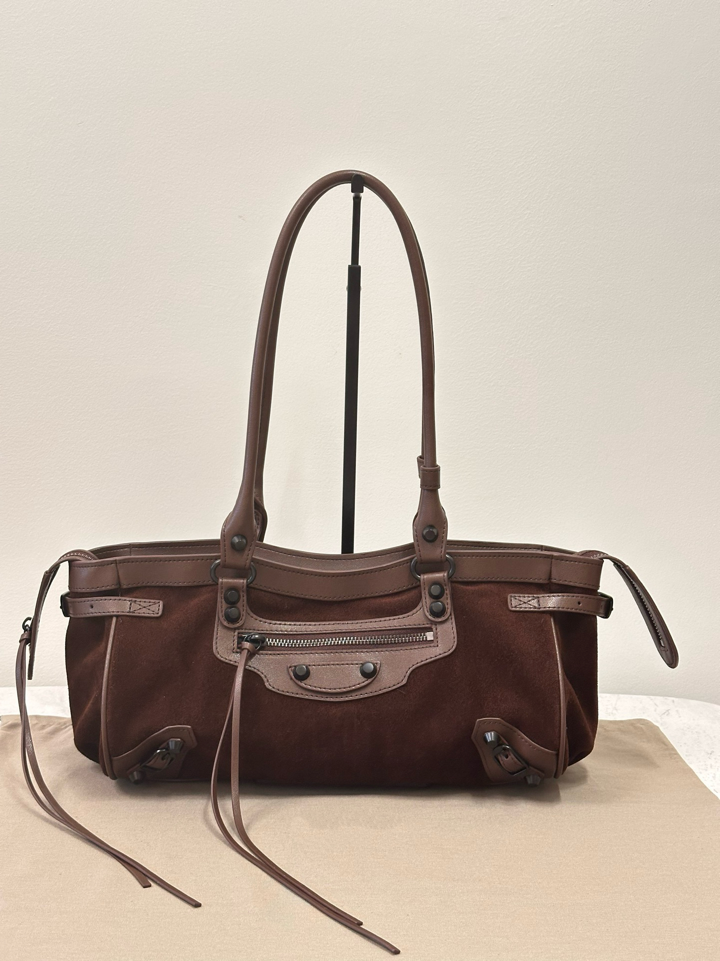 AAA SS274 Sac de créateur de sacs Luxury 2025 Automne et hiver en daim rivet Motorcycle sac fourre-tout