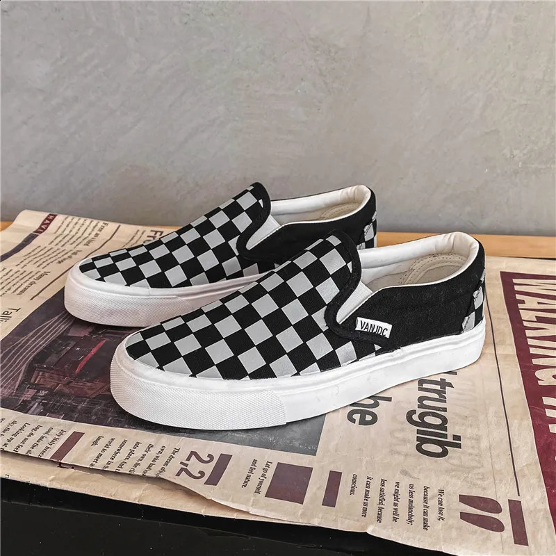 Spring Checkerboard Black and White Reflective Printed Canvas Shoes Versatile College Running Shoes for Couples 250910