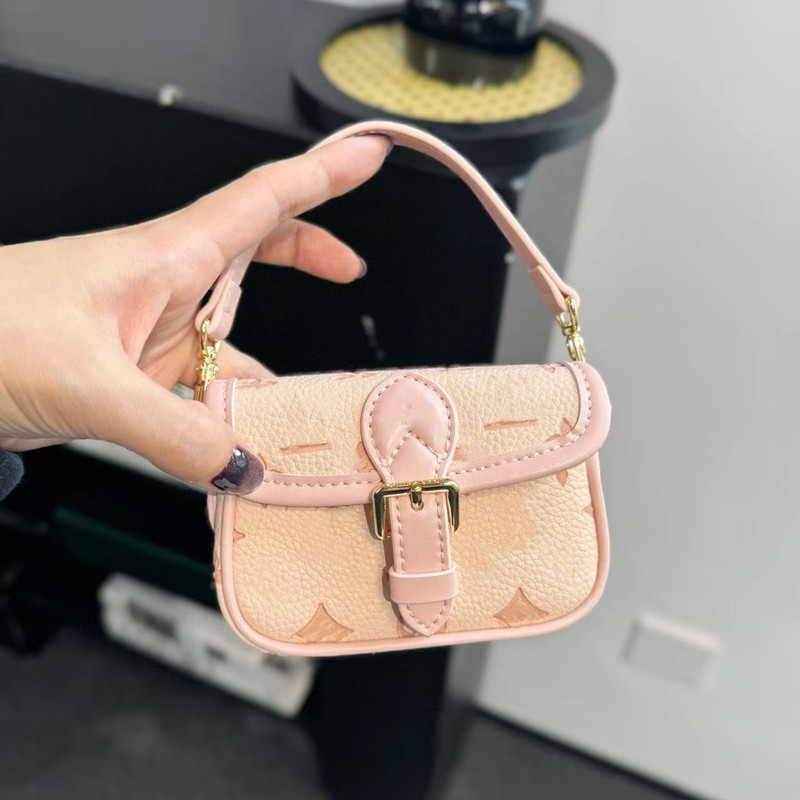 Luxury Mens Medies Nano Diane Designers Womens Fashion Crossbody Mini sacs portefeuille Car clé Pouche clés Chaînes Card de charme portefeuille C