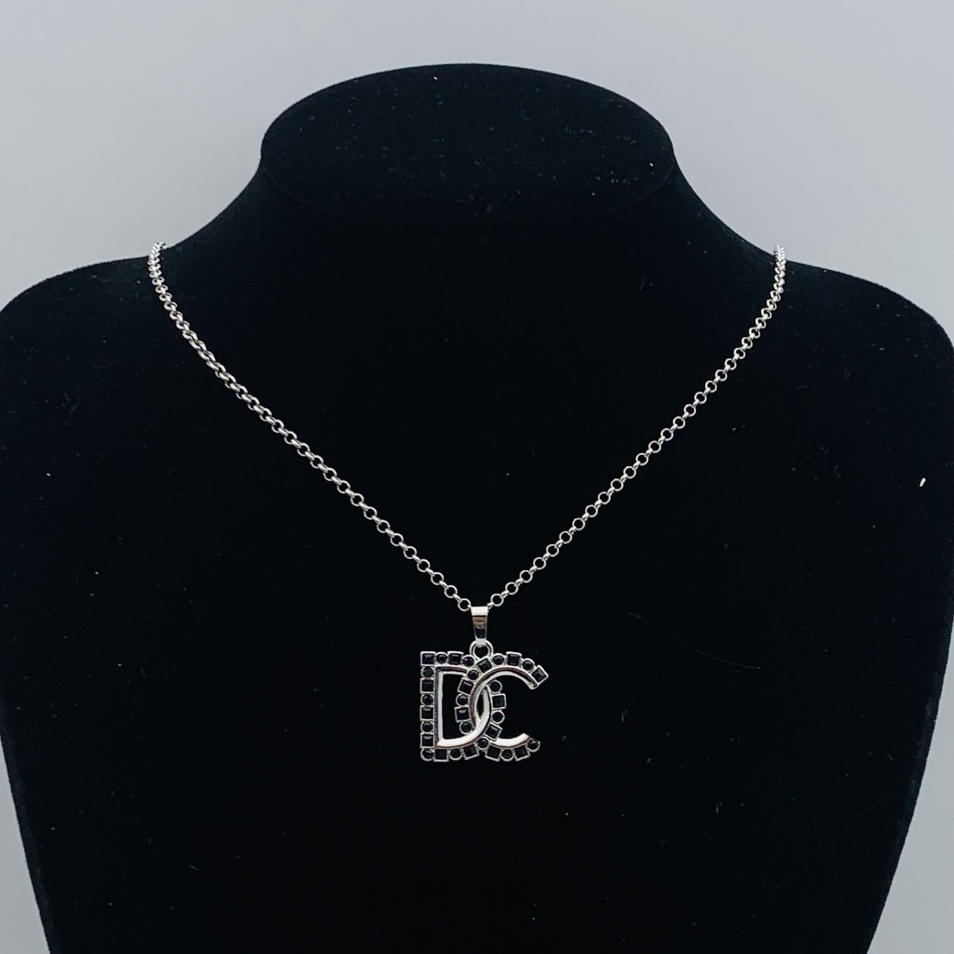 Colliers, boucles d'oreilles, bracelets, ensembles de cristaux, bijoux et cadeaux de créateurs de haute qualité