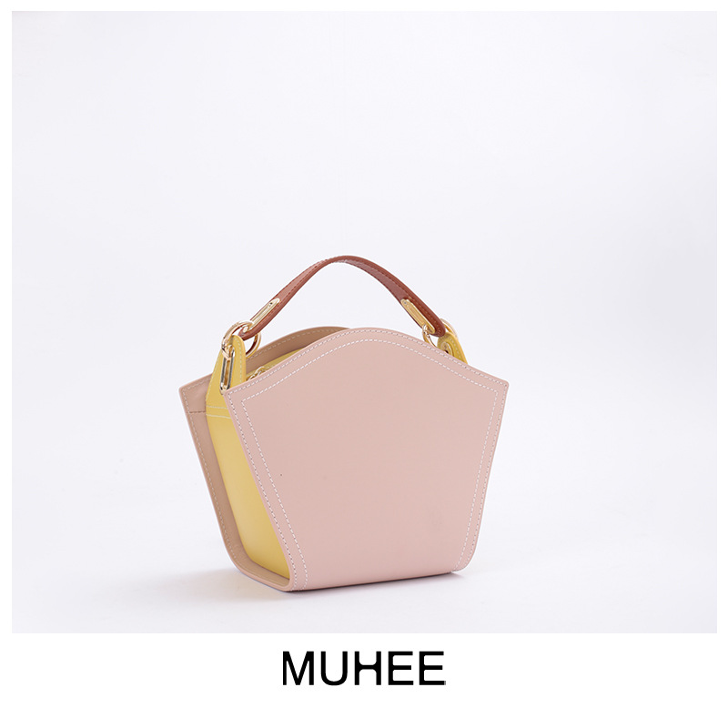 HERONG 2025 NOUVELLE BAGE DE PETAL FEMMES avec une sensation avancée, un sac à main de mode à tendance polyvalente d'automne / hiver pour femmes