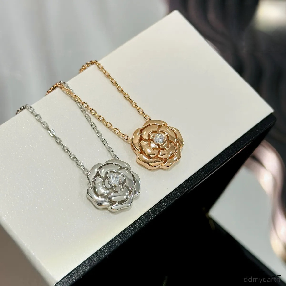 Vente à chaud Camellia Glossy Small Flower Hollow Lache Sier S Collier Designer Femmes Bijoux Original Ddmyearth