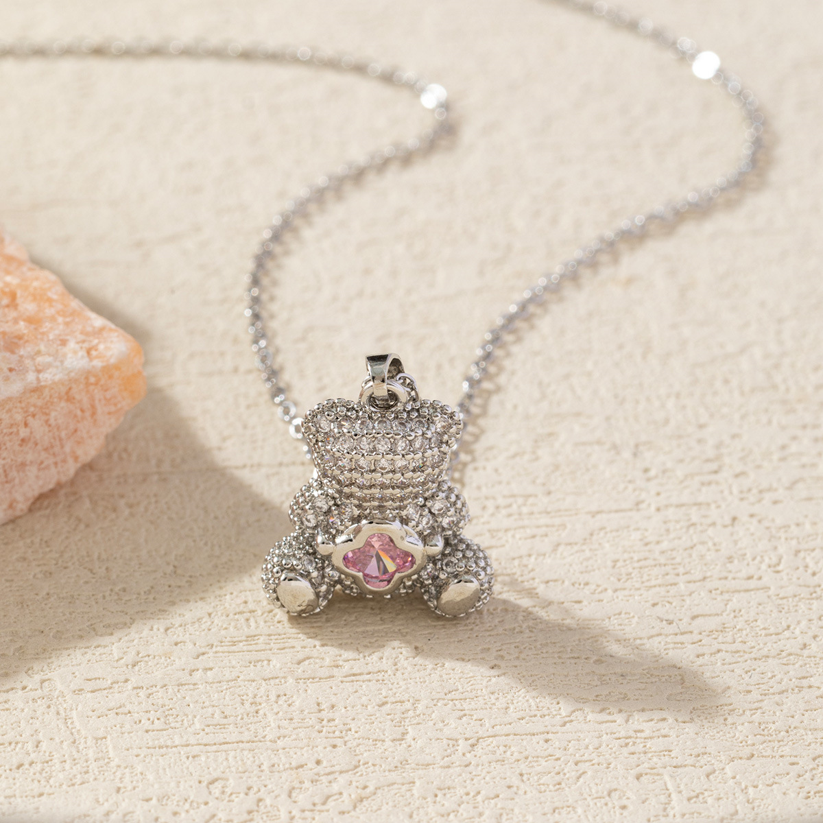 Collier pendentif ours en peluche doré avec pierres précieuses vertes et détails en strass, bijoux délicats et élégants au quotidien, cadeau pour