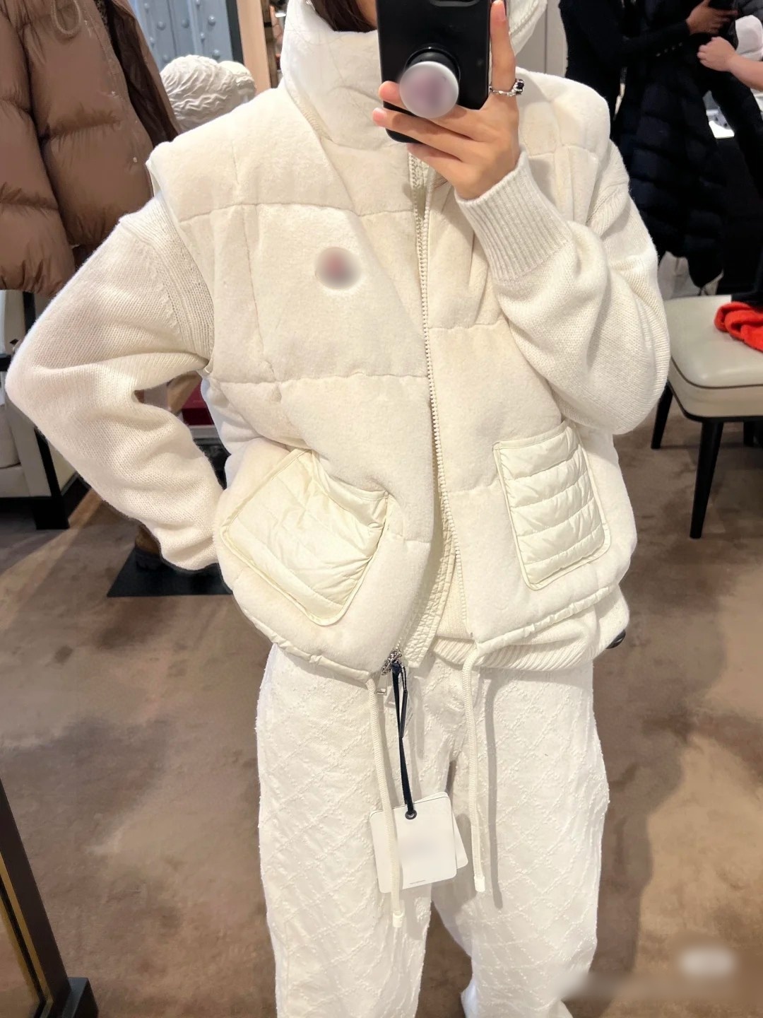 Autumn and winter series women's vest with stand-up collar design, windproof, warm, white goose down, lightweight and comfortable.