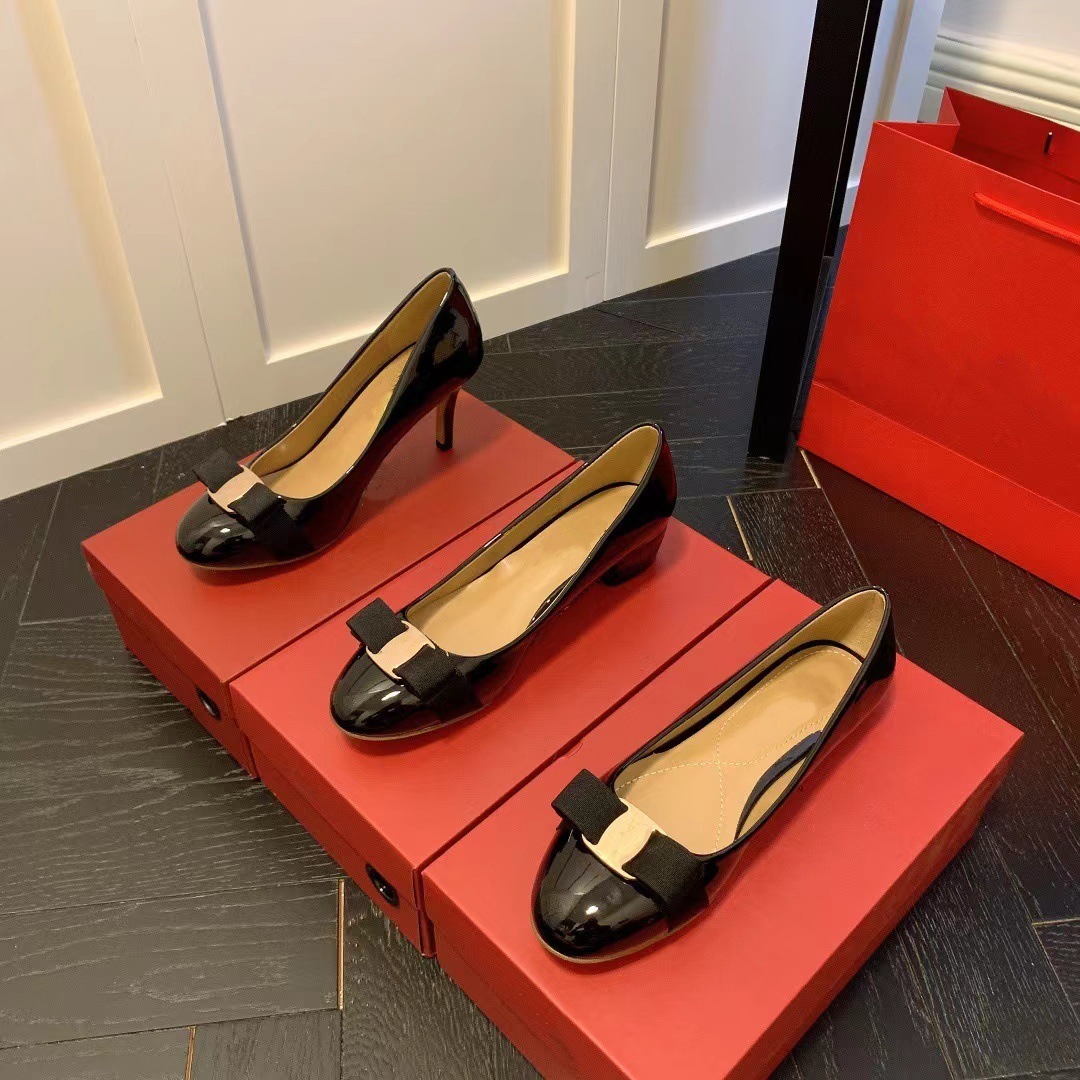 Chaussures de ballet de luxe Femmes Fashion Sangle de la cheville Satin Designer Robe Chaussures Slingbacks Chaussures Sandales Taille 34-40