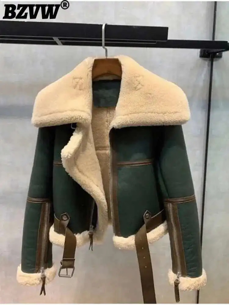 BZVW Fur and fur onepiece thickened sheep shearing short winter outfit green 2025 motorcycle suit big collar jacket womens 250918