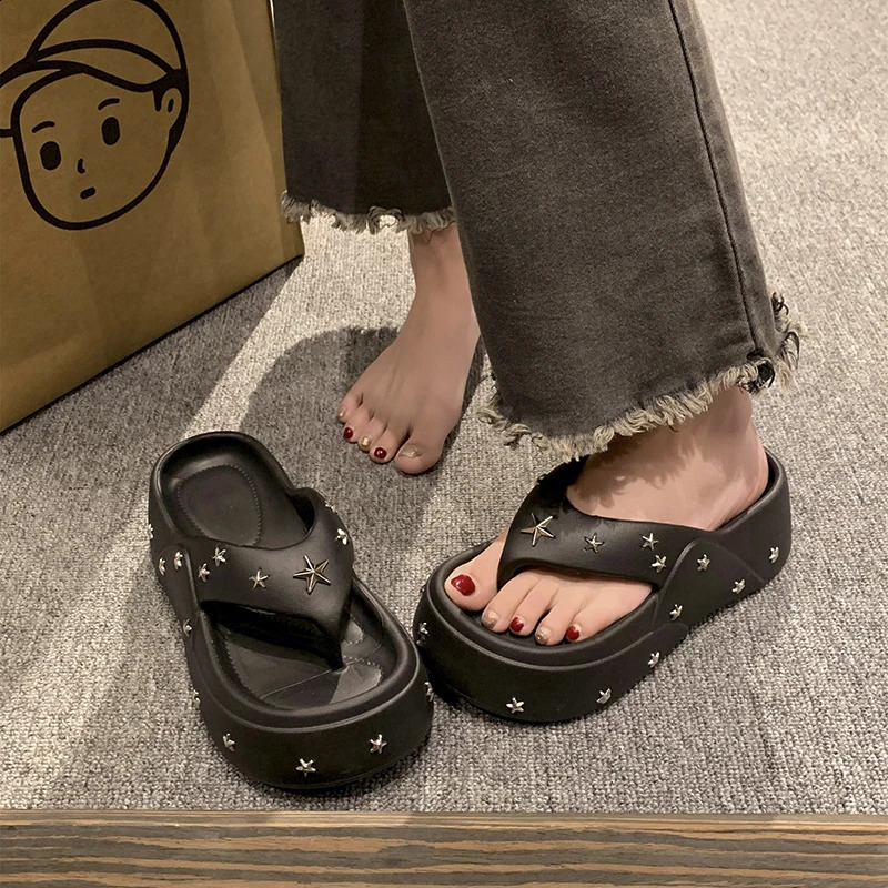 Femmes d'été Sandales talons hauts Chaussures punk grosses avec des sandales de piscine de plage imperméables étoilées avec des pantoufles avec R