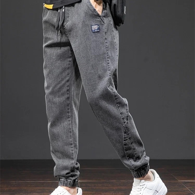 Jeans de printemps d'été Hommes Fonillement des pantalons en denim de harem effilés.