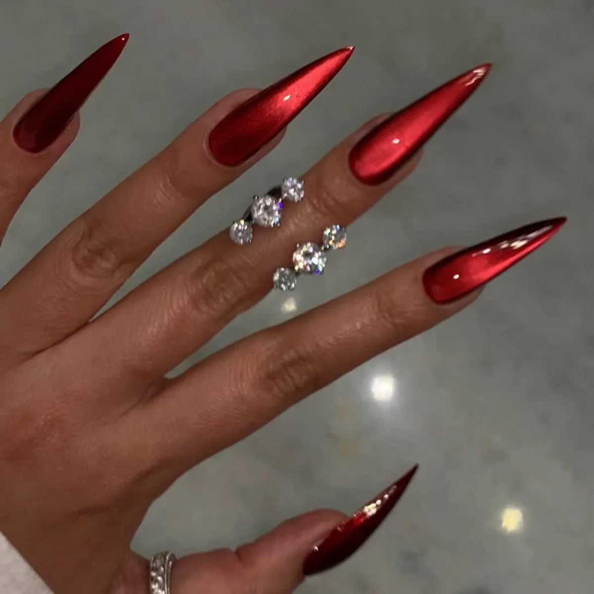 24pcs Couleur solide Faux Nail Art Simple Red Catss Design Eye Design Long Stiletto Nails SETS Press sur Datachable Amond Fake Nail Tips W250919