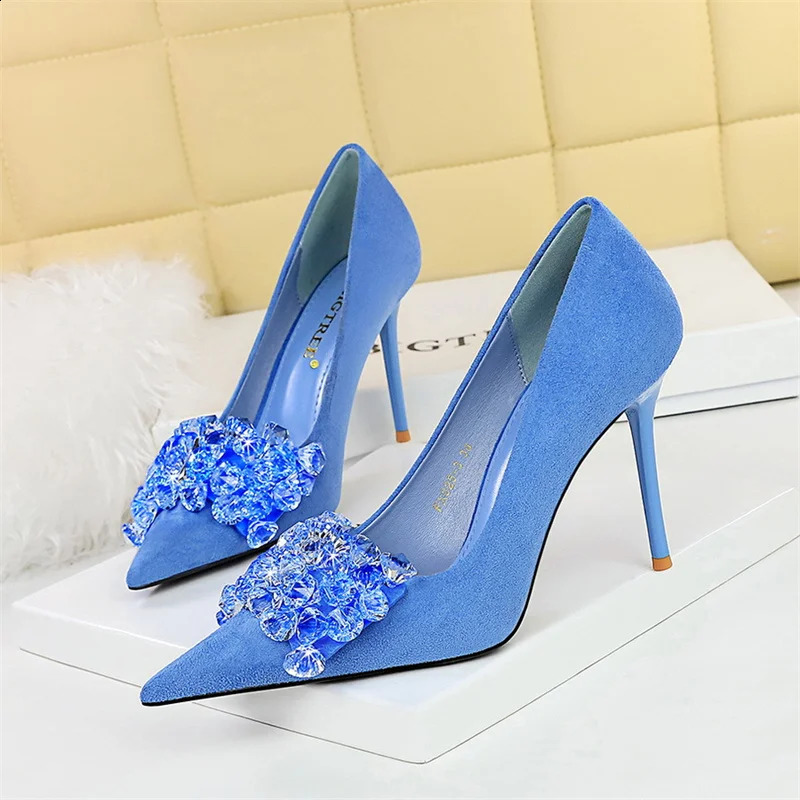 Fashion pointu toe en daim en daim femmes pompes noue nouée de pierre gemme mince talon single chaussures 250918
