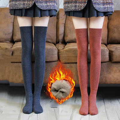 en automne les chaussettes de genou de tube épaissies d'hiver