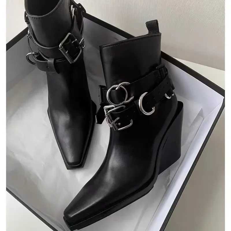 Femmes Boots Boots Designer Leather Goth Chaussures Luxury Toe pointu à talons hauts 2025 Tendance Tendages Punk Automn Boots Snow Botas Mujer W2